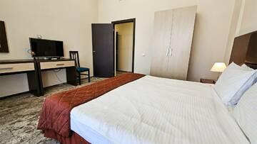 Фото номера Апартаменты-Модерн трехкомнатные (Three-room Modern Apartment) Гостиница Бархатные Сезоны Екатерининский Квартал г. Адлер 10