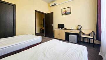 Фото номера Стандарт 2-комнатный для маломобильных гостей (Handicapted two-room) Гостиница Бархатные Сезоны Екатерининский Квартал г. Адлер 6