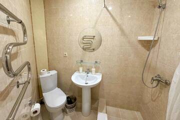 Фото номера Трехместный Комфорт с балконом Гостевой дом Galla Hotel г. Адлер 13