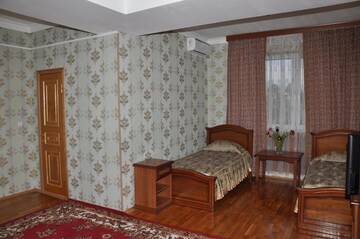 Фото номера Классический трехместный номер Гостиница Экипаж г. Адлер 3