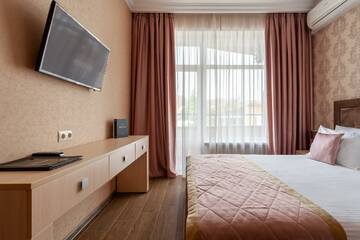Фото номера 2-комнатный номер стандарт с 1 двуспальной кроватью Гостиница Грейс Кристалл Отель г. Адлер 7