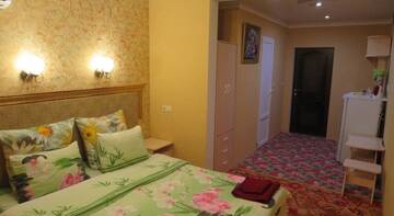 Фото номера Стандартный трехместный номер Гостиница Гуля г. Адлер 13