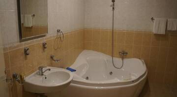 Фото номера Улучшенный номер с 2 кроватями размера &quot;queen-size&quot; Гостевой дом Atlantida Hotel г. Адлер 2