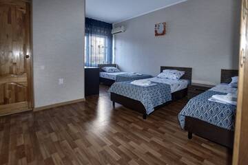 Фото номера Стандартный трехместный номер Гостевой дом Guesthouse Zvezda г. Адлер 2