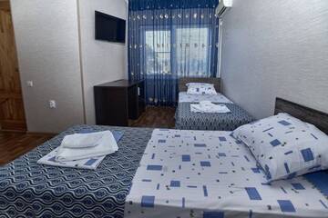 Фото номера Стандартный трехместный номер Гостевой дом Guesthouse Zvezda г. Адлер 6