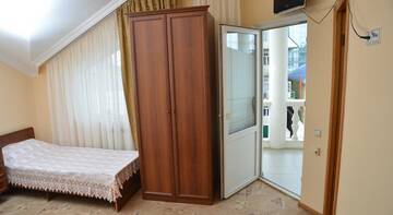 Фото номера Стандартный двухместный номер с 1 кроватью или 2 отдельными кроватями Гостевой дом Лаверна г. Адлер 2