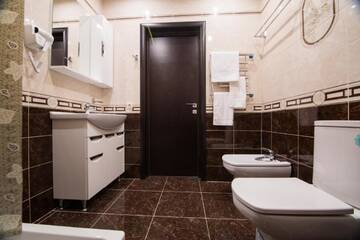 Фото номера Семейный номер с балконом Гостиница ML Hotel г. Адлер 3