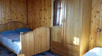 Фото номера Трехместный номер эконом-класса с общей ванной комнатой Гостевой дом Замок на Жемчужной г. Адлер 4