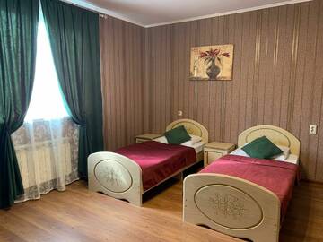 Фото номера Трехместный номер с собственной ванной комнатой Гостиница Ева г. Адлер 2