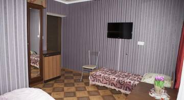 Фото номера Стандартный трехместный номер с видом на море Гостиница Daniella Guest house г. Адлер 2