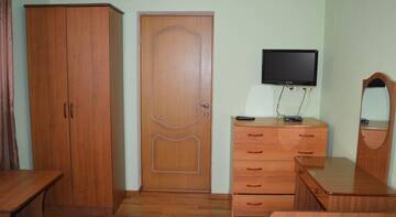 Фото номера Трехместный номер с основными удобствами Гостиница Guest House V Olimpiyskoy Derevne г. Адлер 7