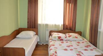 Фото номера Трехместный номер с основными удобствами Гостиница Guest House V Olimpiyskoy Derevne г. Адлер 2
