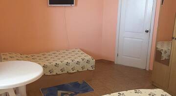 Фото номера Классический четырёхместный номер Гостиница Guest House on Pravoslavnaya 20 B г. Адлер 4
