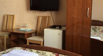 Фото номера Трехместный номер с ванной комнатой Гостевой дом Дана г. Адлер 3
