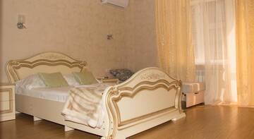 Фото номера Двухместный номер с 1 двуспальной кроватью и дополнительной кроватью Гостиница Guest House Кameta г. Адлер 3