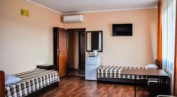 Фото номера Стандартный трехместный номер Гостевой дом Наш Дом г. Адлер 2