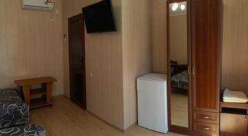 Фото номера Трехместный номер &amp;quot;Комфорт&amp;quot;  Гостевой дом Guest House Ksenia г. Адлер 4