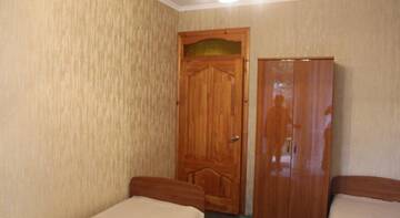 Фото номера Трехместный номер с общей ванной комнатой Гостиница Guest House Sarissa г. Адлер 9