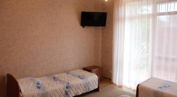 Фото номера Трехместный номер с общей ванной комнатой Гостиница Guest House Sarissa г. Адлер 5