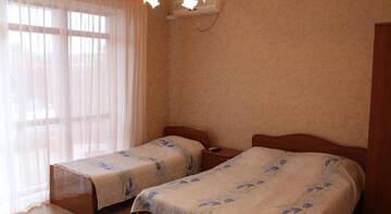 Фото номера Трехместный номер с общей ванной комнатой Гостиница Guest House Sarissa г. Адлер 4