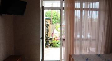 Фото номера Трехместный номер с общей ванной комнатой Гостиница Guest House Sarissa г. Адлер 6