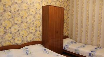 Фото номера Трехместный номер с общей ванной комнатой Гостиница Guest House Sarissa г. Адлер 12