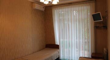 Фото номера Трехместный номер с общей ванной комнатой Гостиница Guest House Sarissa г. Адлер 8