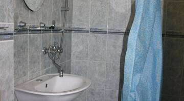 Фото номера Двухместный номер с 2 отдельными кроватями + дополнительной кроватью Гостевой дом Каскад г. Адлер 6