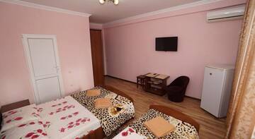 Фото номера Трехместный номер с балконом Гостиница Guest house Na Figurnoy 51 г. Адлер 4