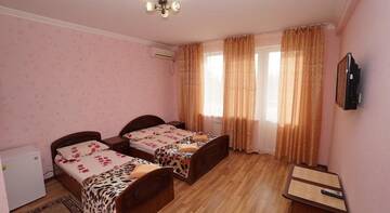 Фото номера Трехместный номер с балконом Гостиница Guest house Na Figurnoy 51 г. Адлер 10