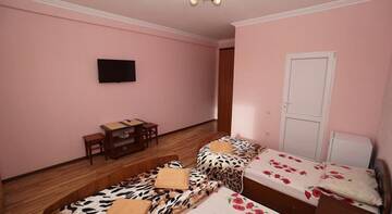 Фото номера Трехместный номер с балконом Гостиница Guest house Na Figurnoy 51 г. Адлер 2
