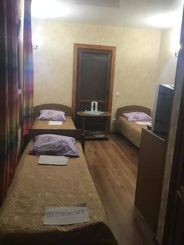 Фото номера Трехместный номер с собственной ванной комнатой Гостиница Гостевой Дом Юг г. Адлер 3