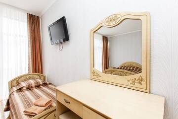 Фото номера Роскошный трехместный номер Гостиница Версаль 2 г. Адлер 48