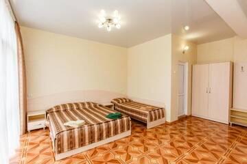 Фото номера Роскошный трехместный номер Гостиница Версаль 2 г. Адлер 38