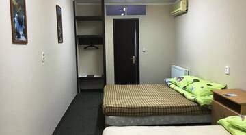 Фото номера Трехместный номер с душем Гостиница Глобус г. Адлер 3