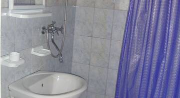 Фото номера Двухместный номер с 2 отдельными кроватями и душем Гостиница Гостевой Дом Марин г. Адлер 3