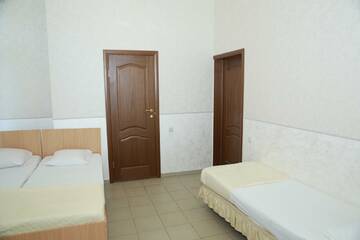Фото номера Комната стандарт с 3 односпальными кроватями Гостиница Гостевой Дом Натали г. Адлер 4