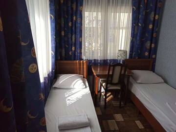 Фото номера Небольшой 2-х местный номер с 2 раздел. кроватями. Гостиница Гостевой Дом Лазурный Бриз г. Адлер 3