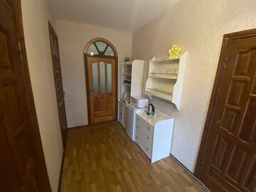 Фото номера Апартаменты с балконом, 3 комнаты, от 1 до 10 гостей, двуспальная кровать, балкон Гостевой дом ФордеВинд г. Адлер 10