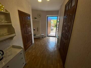 Фото номера Апартаменты с балконом, 3 комнаты, от 1 до 10 гостей, двуспальная кровать, балкон Гостевой дом ФордеВинд г. Адлер 12