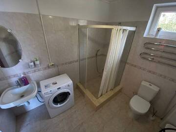Фото номера Коттедж, 6 комнат, от 1 до 20 гостей, двуспальная кровать, балкон Гостевой дом ФордеВинд г. Адлер 6