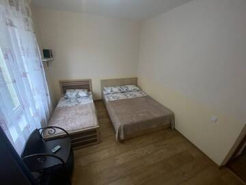 Фото номера Апартаменты с балконом, 3 комнаты, от 1 до 10 гостей, двуспальная кровать, балкон Гостевой дом ФордеВинд г. Адлер 4