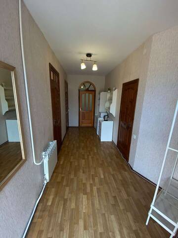 Фото номера Коттедж, 6 комнат, от 1 до 20 гостей, двуспальная кровать, балкон Гостевой дом ФордеВинд г. Адлер 10