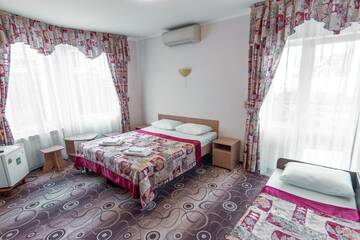 Фото номера Трехместный номер с балконом Гостиница Villa Valentina г. Адлер 9