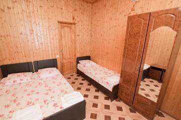 Фото номера Трехместный номер Гостиница Алена г. Адлер 4