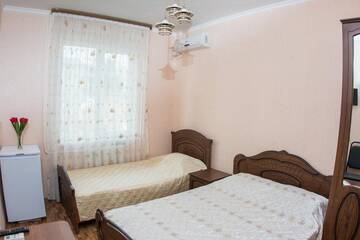Фото номера Стандартный трехместный номер Гостиница Guest House Chernomor г. Адлер 3