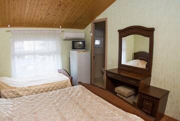 Фото номера Стандартный трехместный номер Гостиница Guest House Chernomor г. Адлер 7