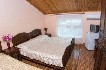 Фото номера Стандартный трехместный номер Гостиница Guest House Chernomor г. Адлер 4